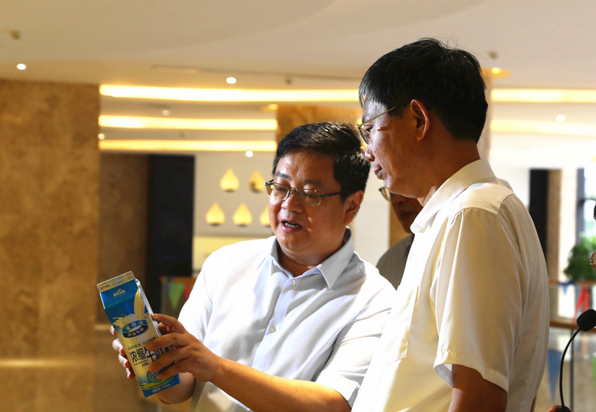 廣西壯族自治區(qū)人民政府副主席、黨組成員費志榮蒞臨皇氏集團參觀調研