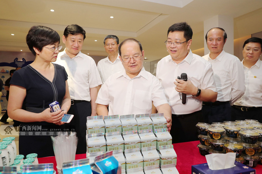 自治區(qū)黨委書記、自治區(qū)人大常委會主任鹿心社率全區(qū)年中工作會議代表蒞臨皇氏集團觀摩考察
