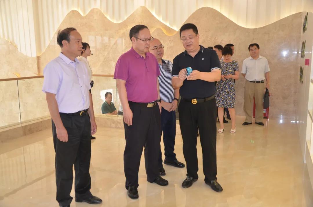 廣西科技廳黨組書記、廳長(zhǎng)曹坤華率調(diào)研組蒞臨皇氏集團(tuán)開展科技創(chuàng)新支撐奶水牛產(chǎn)業(yè)高質(zhì)量發(fā)展調(diào)研