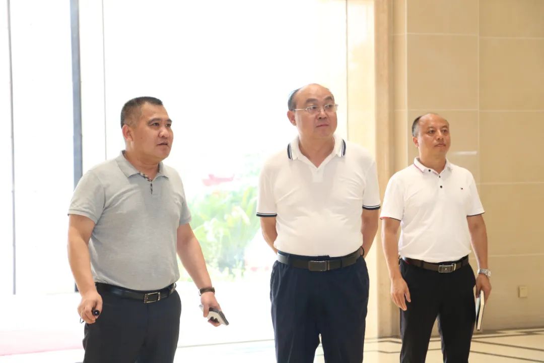 遵義市委統(tǒng)戰(zhàn)部副部長、市工商聯(lián)黨組書記吳疆蒞臨皇氏集團(tuán)遵義乳業(yè)調(diào)研指導(dǎo)