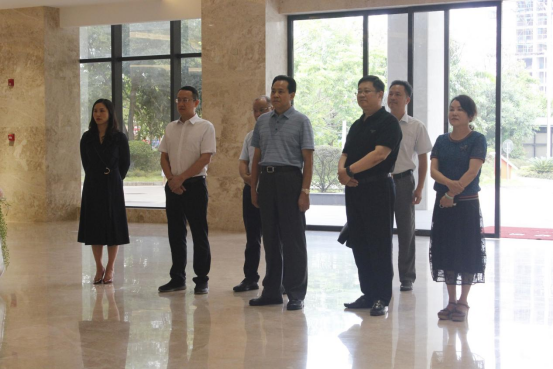 自治區(qū)政協(xié)副主席、黨組副書記黃世勇一行蒞臨皇氏集團(tuán)調(diào)研指導(dǎo)