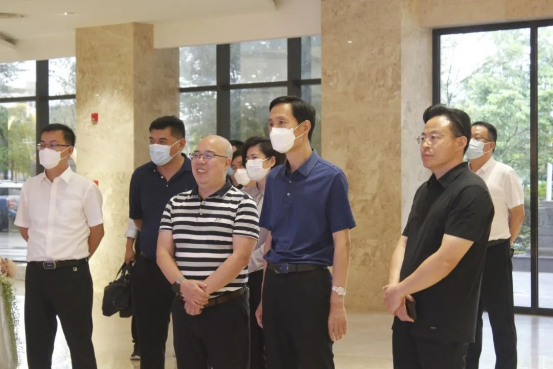 菏澤市委副書記、市長(zhǎng)張倫一行領(lǐng)導(dǎo)蒞臨皇氏集團(tuán)參觀交流