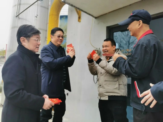 聲聲問(wèn)候傳真情，濃濃關(guān)懷暖人心丨皇氏集團(tuán)領(lǐng)導(dǎo)新春慰問(wèn)在崗員工