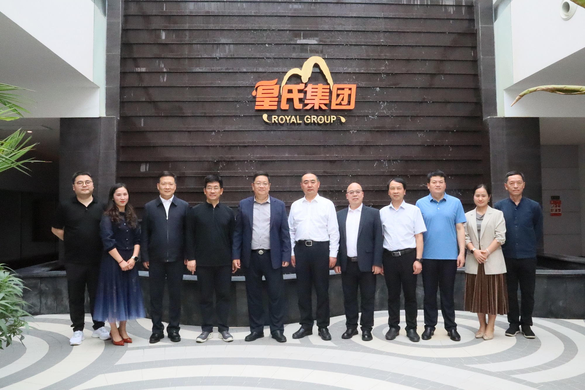 2023年5月14日，阜陽市委書記孫正東一行蒞臨皇氏集團(tuán)交流考察