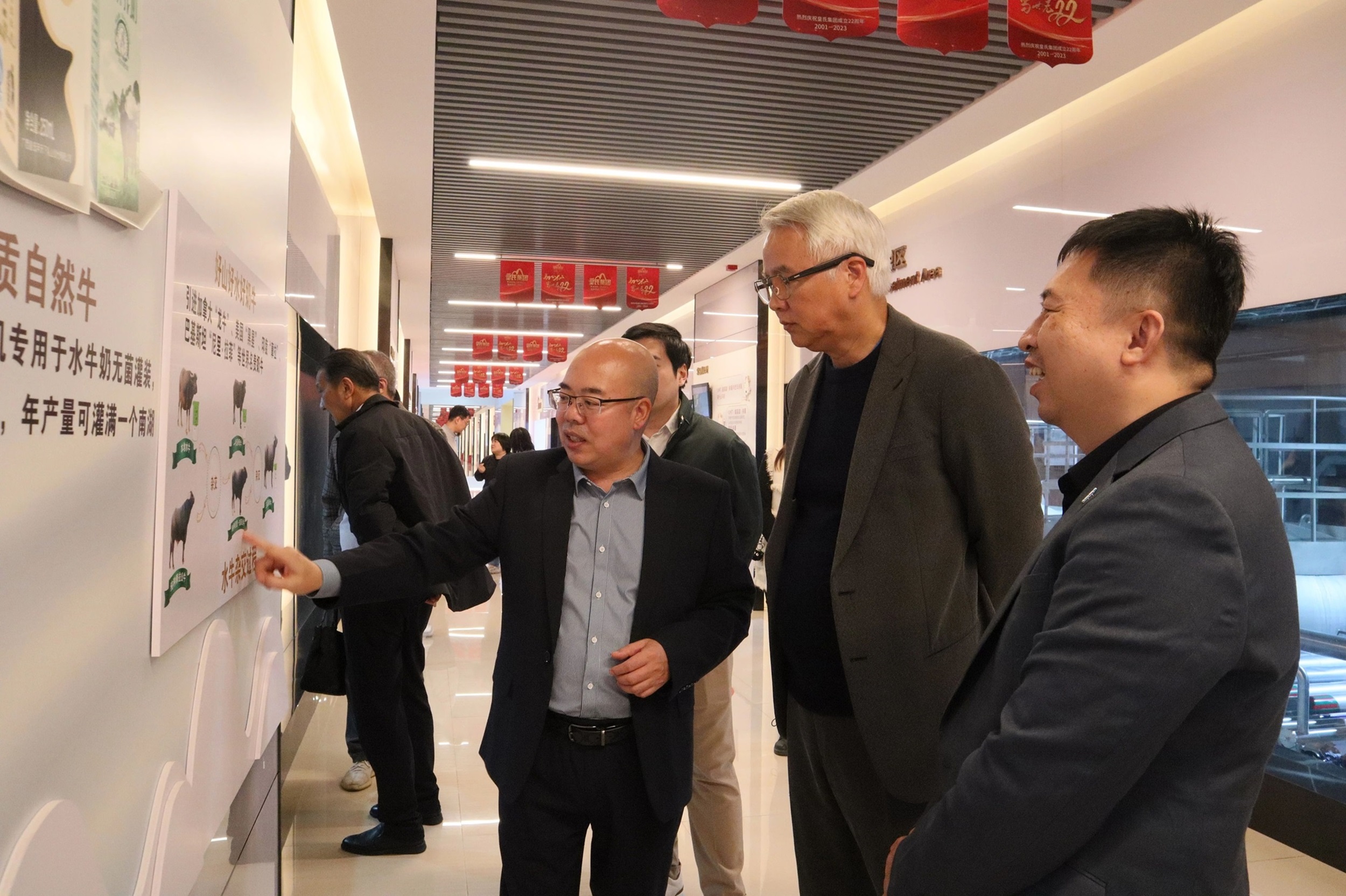 上海達(dá)爾威公司董事長(zhǎng)林瑞陽(yáng)、G70環(huán)球家族辦公室中國(guó)區(qū)首席執(zhí)行官史贊侖一行到訪皇氏集團(tuán)考察調(diào)研