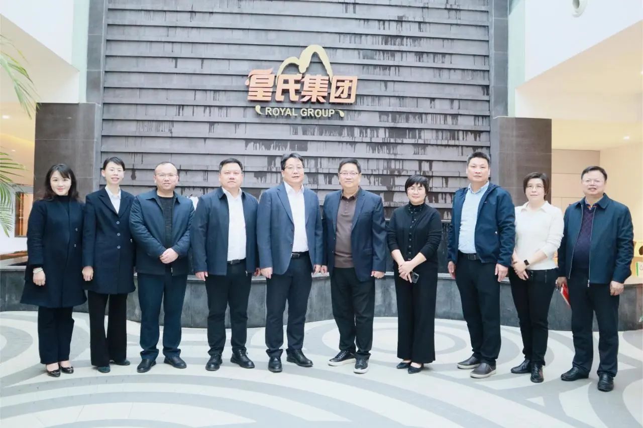 中國銀行廣西區(qū)分行副行長、南寧分行行長曹耀鋒到皇氏集團調(diào)研指導